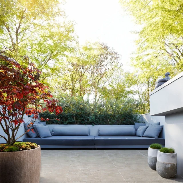 Een weerspiegeling van rust. De Outdoor COAST Tile van Piet⁣ Boon by Douglas & Jones is geïnspireerd door de serene schoonheid van de kust en het delicate spel van licht op zand. Deze keramische tegels verenigen het karakter van Engels Portlandsteen en travertin, wat zorgt voor een tijdloze uitstraling. De natuurlijke afwerking versterkt de harmonie tussen architectuur en omgeving. ⁣
.⁣
🌺 Bekijk de Outdoor COAST Tile via de link in bio!⁣
.⁣
Hier getoond: COAST Tile Taupe in 90x90 cm⁣
.⁣
#douglasjonesnl #pietboon #COASTTile #buitentegels⁣
.