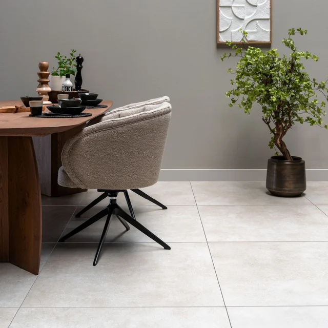 Puur natuur-steen! De serie Marbles & More van Douglas⁣ & Jones biedt een gevarieerde collectie tegels waarin zowel het⁣ authentieke en karakteristieke van natuursteen als de pracht van de diverse texturen tot uitdrukking komt. Van klassieke marmerdessins, metallics en oxide tegels tot stoere texturen. Een collectie in rijke kleurtinten en decoratieve uitvoeringen. ⁣
.⁣
✨ Ontdek de veelzijdige tegelserie Marbles & More (link in bio)!⁣
.⁣
Hier getoond: Marbles & More Alloy Vita Gris in 90x90 cm⁣
.⁣
styling: @innova_styling, styling artikelen: @hetkabinetwonen⁣
.⁣
#douglasjonesnl #tegels #MarblesMore #natuursteen⁣
.