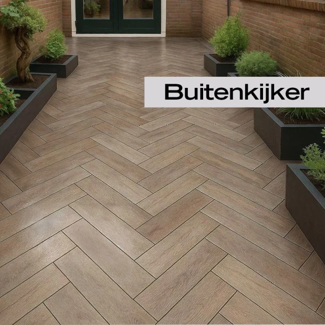 Gespot in het land: deze stoere houtlook visgraat met SOLOSTONE Timber van vtwonen buitenvloeren by Douglas & Jones gerealiseerd door @sierbestratingjonk. 🪵SOLOSTONE Timber brengt de warmte en uitstraling van echt hout naar je tuin. Deze keramische tuintegels in een praktisch formaat van 20×80 cm en een dikte van 3 cm combineren natuurlijke houtstructuren met de voordelen van keramiek. Creëer een sfeervol terras of een stijlvolle veranda met de drie tijdloze kleurtinten.⁣
.⁣
🌳Ontdek SOLOSTONE Timber via de link in bio!⁣
.⁣
Hier getoond: SOLOSTONE Timber Dark in 20x80 cm⁣
.⁣
Heb jij de prachtige tegels van Douglas & Jones, vtwonen of⁣
Piet Boon toegepast in jouw project en wil jij andere inspireren? Deel foto’s van jouw Douglas & Jones wand of vloer en gebruik #mydouglasjones in je post! EN…. maak kans op een klein cadeautje! 🎁⁣
.⁣
#mydouglasjones #douglasjonesnl #vtwonentegels #Timber⁣
.