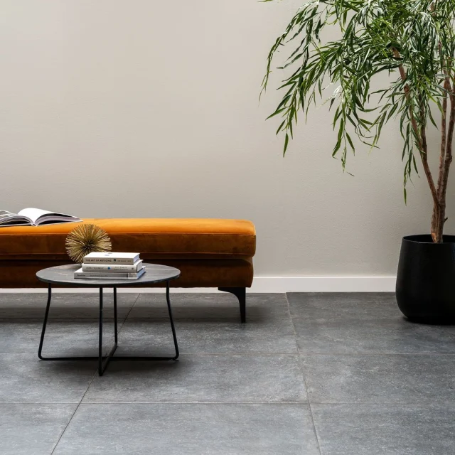 Tijdsloos karakter, eigentijds design! De serie Province van⁣
Douglas & Jones biedt een karaktervol en robuuste uitstraling van steen in een eigentijdse uitvoering. Een stoer, maar toch ingetogen ontwerp zorgt op ieder oppervlak voor een bijzonder en sfeervol resultaat. Een collectie tegels met een authentieke, maar toch hedendaagse charme die veelzijdig toepasbaar is.⁣
.⁣
🪨 Ontdek alle kleuren en formaten Province (link in bio!)⁣
.⁣
Hier getoond: Province Dark in 80x80 cm⁣
. ⁣
styling: @innova_styling, styling artikelen: @hetkabinetwonen⁣
.⁣
#douglasjonesnl #tegels #Province #natuursteen⁣
.