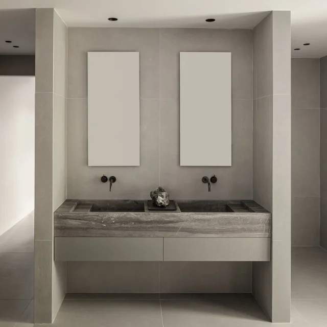 Gespot in de winkel: een nieuw @stijlvol_wonen magazine. Met daarin volop aandacht voor de Piet Boon by Douglas & Jones collectie, waaronder de BLEND Tile. Deze tegelserie is bijzonder genereus in formaat en zorgt op iedere wand en vloer voor een elegant eindresultaat. Niet alleen uniek door hun formaat maar ook door de uitzonderlijke dikte - of eigenlijk het⁣
gebrek eraan. De tegels zijn namelijk slechts 6 mm dik. Ultradun, maar zo sterk als steen.⁣
.⁣
📖 Bekijk de andere kleur BLEND Tile via de link in bio!⁣
.⁣
Hier getoond: BLEND Tile Chalk White in 120x120 cm⁣
.⁣
#douglasjonesnl #pietboon #BLENDTile #stijlvolwonen⁣
.