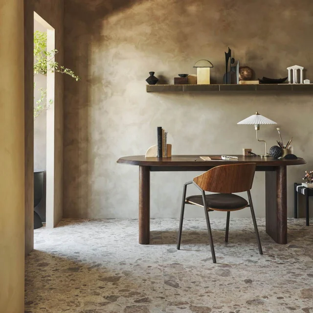 Klassiek in de basis, eigentijds in detail. De serie Composite is een klassieke tegelserie met een moderne twist. Een retro-uitstraling die zorgt voor een stoer en robuust gevoel in je huis. Ook leverbaar in Mozaïek en Muretto, voor een fraaie eyecatcher op de wand.⁣
.⁣
⌛ Ontdek alle kleuren en formaten Composite via de link in bio!⁣
.⁣
Hier getoond: Composite Sand in 120x120 cm. ⁣
.⁣
vtwonen fotografie: Sjoerd Eickmans, styling: Sanne Ketelaar⁣
.⁣
#douglasjonesnl #vtwonen #Composite #wooninspiratie⁣
.
