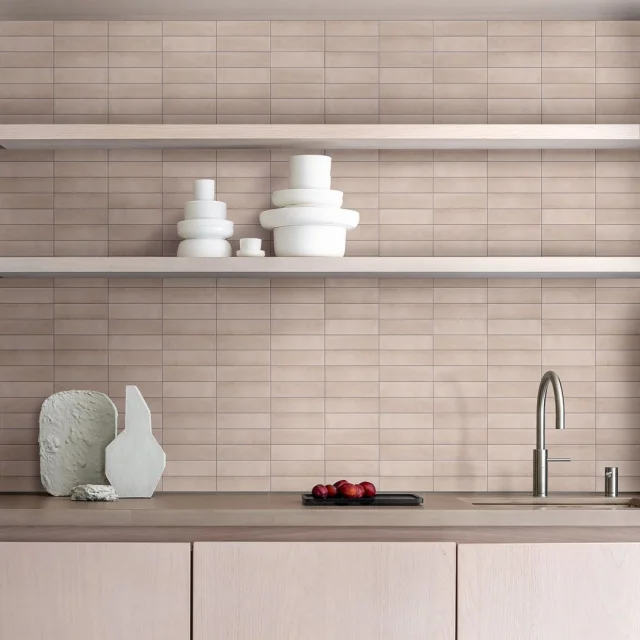 Klein in formaat, groots in design. De nieuwe COMPACT Tile⁣ van Piet Boon by Douglas & Jones is elegant met een authentieke uitstraling. Het ontwerp is ontstaan uit de wens om variatie aan te brengen in tegelgroottes. De naam suggereert het al: met een formaat van 4x12,5 cm is dit de kleinste in de collectie. In vijf aardse tinten biedt deze serie een harmonieuze toevoeging die goed aansluit bij de rest van de tegelcollectie.⁣
.⁣
✨ Bekijk de andere kleuren COMPACT Tile via de link in bio!⁣
.⁣
Hier getoond: COMPACT Tile White in 4x12,5 cm. ⁣
.⁣
#douglasjonesnl #pietboon #COMPACTTile #tegels